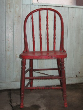 La petite chaise rouge à la cabane à sucre de Valiier.